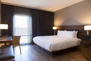 AC Hotel Kansas City Plaza Guestroom