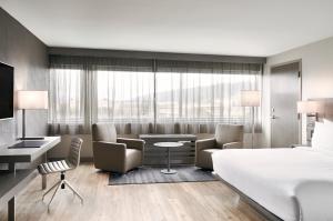 AC Hotel Pleasanton Guestroom