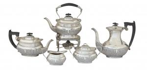 This gorgeous five-piece British sterling coffee and tea service in the “Kentshire” pattern by Edward Viner (Sheffield, 1940) carries a pre-sale estimate of $4,000-$8,000.