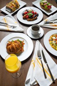 SENZA Hotel Breakfast layout