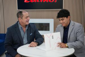 José Darío Rey Peña y Daniel Rojas revisan documentos durante una reunión de transición de liderazgo de Magazine Latino Media Inc., marcando el inicio de una nueva etapa para el medio de comunicación en español fundado en Canadá el 26 de septiembre de 200