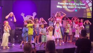 Jana-Alayra-Children-On-Stage