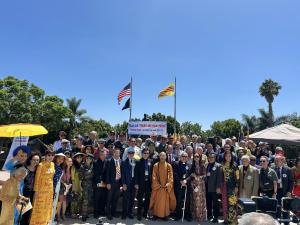 In a solemn and deeply moving atmosphere, hundreds of Vietnamese Americans joined religious leaders, elected officials, representatives of civic and community organizations, intellectuals, artists, members of the media, and guests from many regions at the Vietnam War Memorial in Westminster, California, for the “Saigon Day 2026” Grand Commemoration, calling for the restoration of the name Saigon 50 years after it was removed (1976–2026) hundreds of Vietnamese Americans joined religious leaders, elected officials, representatives of civic and community organizations, intellectuals, artists, members of the media, and guests from many regions at the Vietnam War Memorial in Westminster, CA
