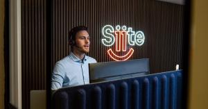 Partner from Siite, Mikkel Kragelund talking to a client on the phone. In the background, the logo of Siite.