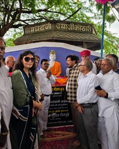 आबू रोड, राजस्थान। भगवान बुद्ध की प्रतिमा की स्थापना एवं अनावरण के अवसर पर आबू रोड में रिपब्लिकन पार्टी ऑफ इंडिया (आठवले) के राष्ट्रीय नेतृत्व और पार्टी पदाधिकारियों की महत्वपूर्ण उपस्थिति देखने को मिली। कार्यक्रम के माध्यम से शांति, समता, करुणा और सामाजिक न्याय के उन मूल्यों को रेखांकित किया गया, जिन्हें RPI(A) अपनी राजनीतिक और सामाजिक विचारधारा का महत्वपूर्ण आधार मानती है। Mount Abu Image 1