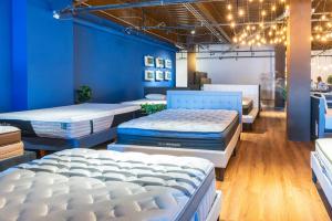SleePare Seattle mattress showroom where customers can compare online mattress brands before purchasing.