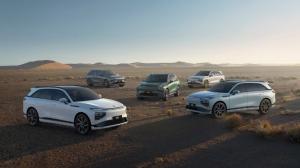 Aufstellung verschiedener XPENG Elektroauto-Modelle in einer Wüstenlandschaft