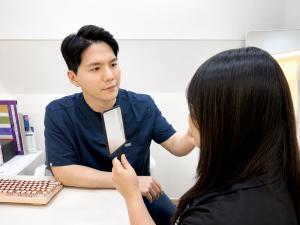 A double chin is not always the result of excess body weight