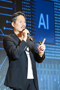 For David Johnson Jiang (江秉承), Co-Founder, Chief Operating Officer, and juror of Tyrannus Angel Awards under Tyrannus Foundation, the story of this award did not begin with a red carpet David Johnson Jiang speaking on stage with a microphone, gesturing with one hand in front of a large screen displaying the letters “AI” and digital graphics.