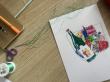 Amsterdamse kunstenaar transformeert kanaalafval tot mixed media-schilderijen in aanloop naar de Amsterdamse opruimdag.