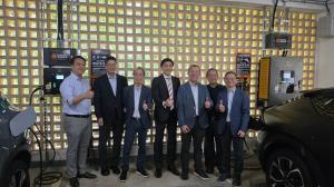 RadiansPlus, a pioneer in advanced smart energy and EV charging solutions, today announced the successful launch of its next-generation Zero Carbon EV charging stations at Lower Wong Tai Sin II Phase 9 Car Park of LINK REIT RadiansPlus and LINK officials celebrate the new EV charging launch.