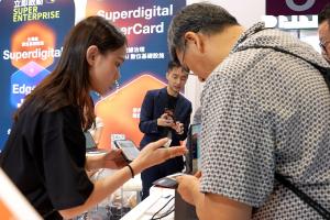 團隊人員向訪客展示 SuperCard AI 名片掃描功能