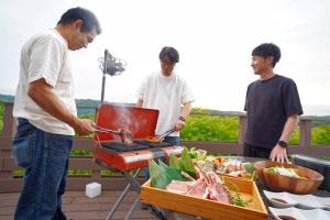 At the official Nijigen no Mori hotel “GRAND CHARIOT Hokuto Shichisei 135°” on Awaji Island, Hyogo Prefecture in Japan, a new “Well-Done Meat” BBQ inspired by the iconic in-game dish from the “Monster Hunter” series will be offered starting Friday, July 10, 2026 as a guest-exclusive dinner menu for overnight stays in the two collaboration rooms, “Gathering Hall Cocoon” and “My House Cocoon