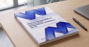 Wer in Deutschland wissentlich falsch meldet, riskiert eine Geldbuße von bis zu 20 Ein gedrucktes Exemplar des WeMoral-Berichts 2026 zur Umsetzung der Whistleblower-Richtlinie in der EU liegt auf einem Schreibtisch neben einem Stift und einem Laptop.