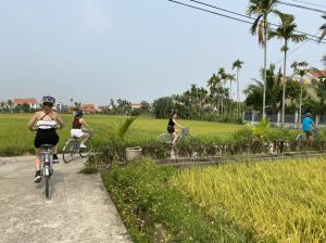 tour operator locali vietnam - I clienti di Lux Travel DMC vanno in bicicletta durante il tour