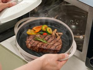 Korean kitchenware brand RANGEMATE launched the RANGEMATE Signature Microwave Grill Pan on Amazon U Steak and vegetable cooked in the RANGEMATE Signature Microwave Grill Pan