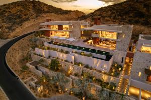 A new six-bedroom private estate overlooking Chileno Bay is giving the Cabo villa market a more resort-like spin, especially on the wellness side Casa Arroz - 01