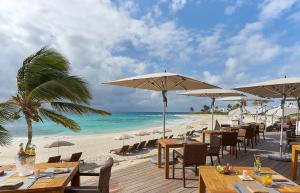 Caribbean_Beachfront_Dining