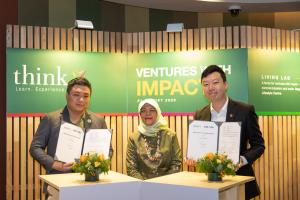  Signing of a Memorandum of Understanding between ThinkX Global Managing Director, Lim Wei Liang and Staytion General Manager, Ng Yan Jie, witnessed by Madam Halimah Yacob