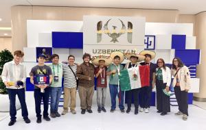La delegación mexicana celebra las dos medallas de bronce obtenidas en la XXXVIII Olimpiada Internacional de Informática, tras la entrega de preseas en Tashkent, Uzbekistán, el 15 de agosto de 2026.