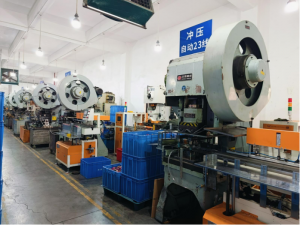 Quality inspection on JeysTin's production line confirms seal integrity before matcha and tea packaging tin orders ship.