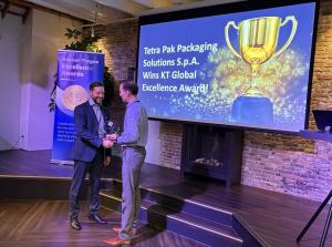 KT European Executive Christoph Goldenstern, presents the Kepner-Tregoe Excellence Award in the Utilization of KT Process in Service Operations to Andrea Nicoli, Technical Support Director Europe, on behalf of the Tetra Pak team.
