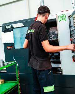 SMOXH operator working at a CNC turning centre in the company production hall in Konya