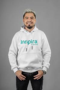 Alfredo Ismael Núñez, CEO of Inspira Te ilumina, wearing an Inspira-branded hoodie