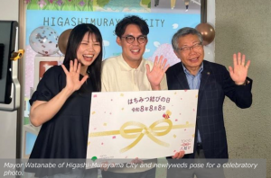 Mayor Watanabe of Higashi-Murayama City and newlyweds pose for a celebratory photo._2