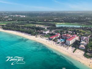 Staying in a vacation rental in Nassau or arriving for the day on a cruise ship? You don’t have to book a hotel room to enjoy an all-inclusive resort experience on one of The Bahamas’ most famous beaches