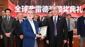 Professor Zoran Poposki receiving the Global Fred Award