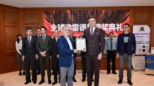 Professor Zoran Poposki receiving the Global Fred Award 2