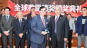Professor Marcus Vinicius De Freitas receiving the Global Fred Award 1