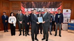 Professor Wu Jianjun Receiving the Global Fred Award Certificate