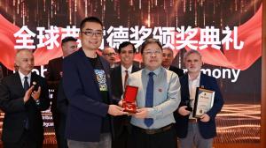 Professor Wu Zhuohao receiving the Global Fred Award Medal