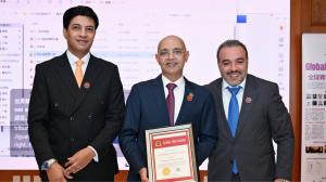 H.E. Ahmed Mustafa Fahmy Hafez receiving the Global Fred Award Certificate
