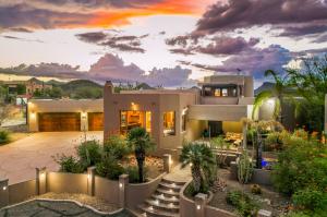 The Brenda O’Brien Team of Long Realty Company, Realtors® in Oro Valley, AZ, has listed 5579 N Park Ridge