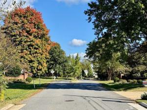 3 BR/1.5 BA home w/basement on .51 +/- acre lot in the Country Club Hills neighborhood of Purcellville, VA (Western Loudoun County) •	This home measures 1,484 +/- sf. above grade and has a 1,232 +/- sf. walk-out basement.  The home features a galley-style kitchen