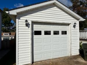 3 BR/1.5 BA home w/basement on .51 +/- acre lot in the Country Club Hills neighborhood of Purcellville, VA (Western Loudoun County) •	This home measures 1,484 +/- sf. above grade and has a 1,232 +/- sf. walk-out basement.  The home features a galley-style kitchen
