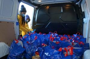 Scientology Volunteer Ministers from Hungary picking up food bags for Roma Community
