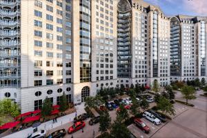 The Crescent® plaza attracts office customers and Uptown Dallas neighbors..