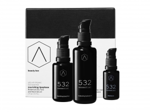 A few months ago, Luca Lancini launched in Barcelona, AROLAB organic, the first premium line of eco-vegan cosmetics of extraordinary performance and totally made in Europe The image contains the box of the 532 essential Beauty Box by AROLAB organic in the background. In front of the box are the 2 bottles of Cosmetic Protocol and to the right the bottle of Dental Serum.