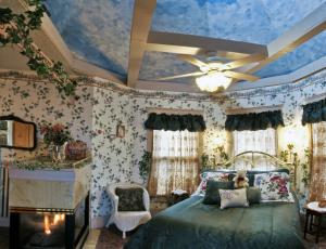 Each suite at Holden House is individually decorated and offers romantic surroundings
