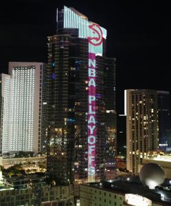 NBA Playoffs: World’s Tallest Electronic Miami Heat & Atlanta Hawks Logos Light-Up Paramount Miami Worldcenter 2