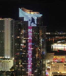 NBA Playoffs: World’s Tallest Electronic Miami Heat & Atlanta Hawks Logos Light-Up Paramount Miami Worldcenter 3