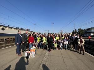USIDHR Team joined the volunteers at the train station awaiting Ukrainian refugees in transit