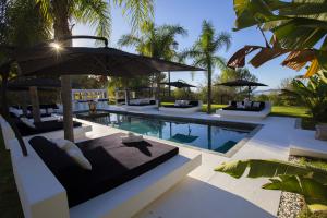 With a myriad of options for dining and lounging, this incredible property is an impressive backdrop for large and small gatherings.