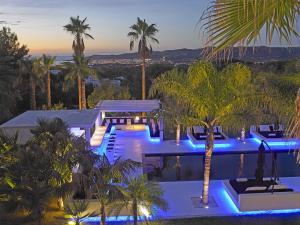 Only a 5-minute drive away from the entertainment in San Antonio, and approximately 20 minutes by car from Ibiza Old Town.