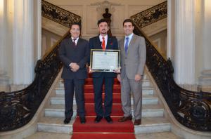 Florian Kongol博士 在位于里约热内卢弗洛里安广场的里约热内卢市议会佩德罗-埃内斯托宫的大门厅里，手持授予他里约热内卢荣誉公民称号的证书。