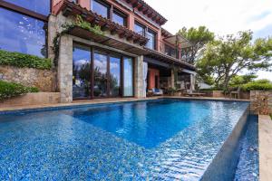 Perched on a cliff overlooking Santa Ponsa Bay and the Mediterranean Sea in Mallorca, Spain, Ca’n Zen will auction online via Concierge Auctions in cooperation with Sergey Kotrikadze of Imperial Properties This gorgeous Mallorcan villa sits perched on a cliff overlooking Santa Ponsa Bay and the Mediterranean sea.